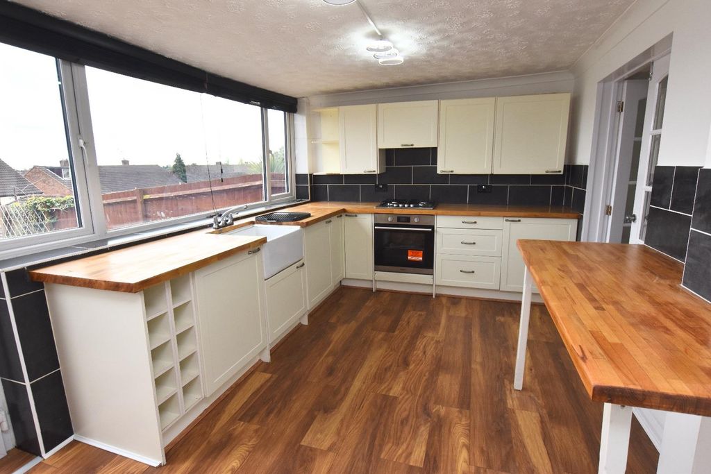Property photo 3 of 12 Kitchen