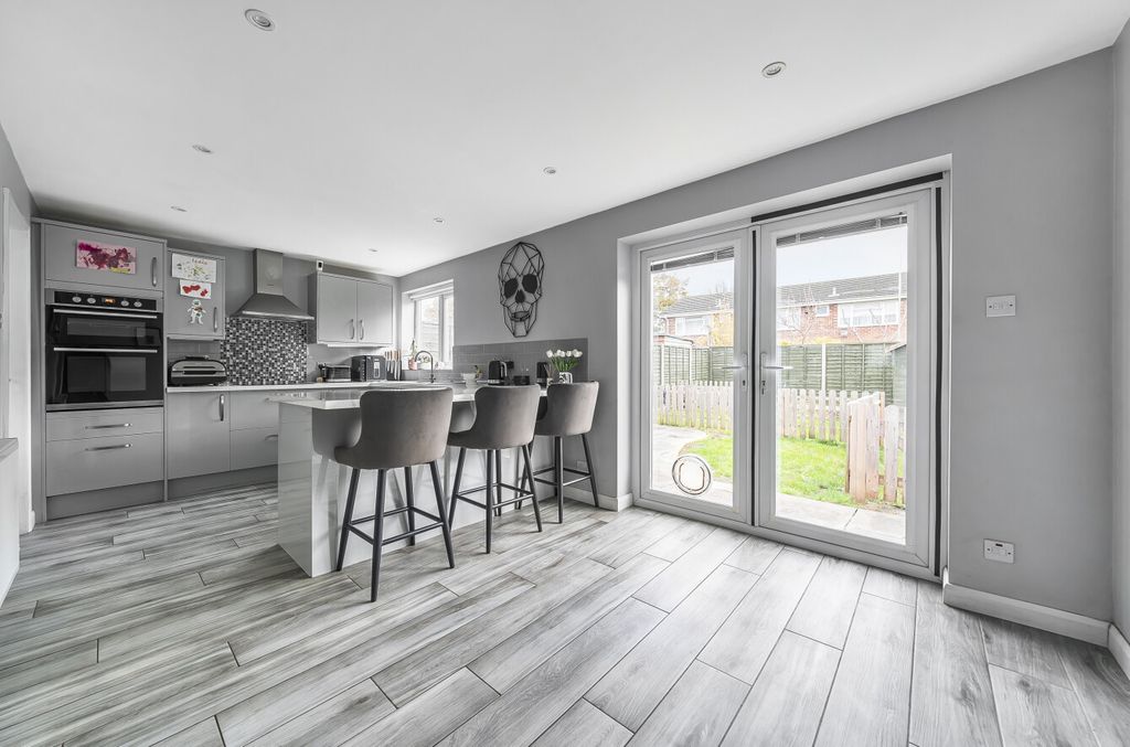 Property photo 2 of 13 1376455-7-690B855...