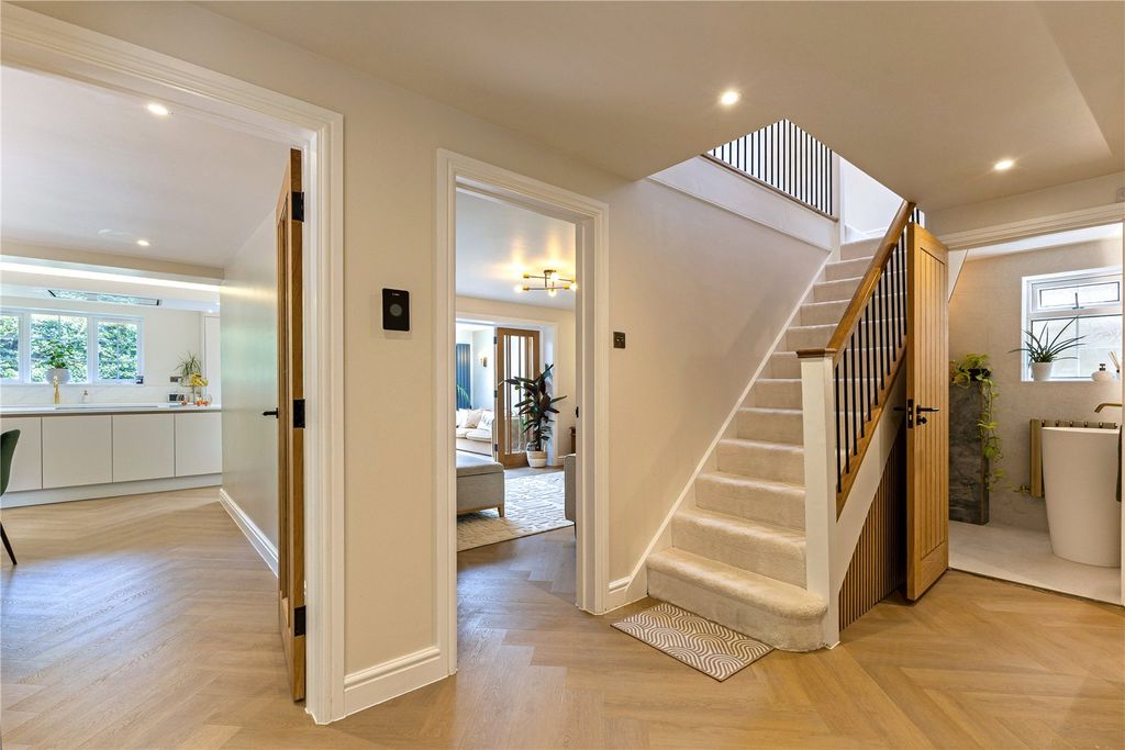 Property photo 3 of 14 Entrance Hall