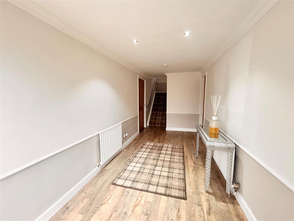 Property photo 2 of 31 Hallway.Jpg