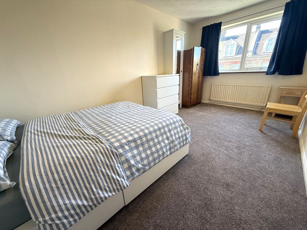 Property photo 3 of 9 Bedroom