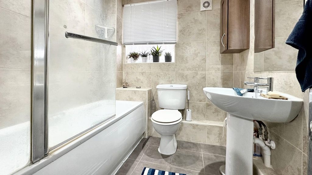 Property photo 2 of 7 Elegant Tiled Bathroom With Full-Size Bath...