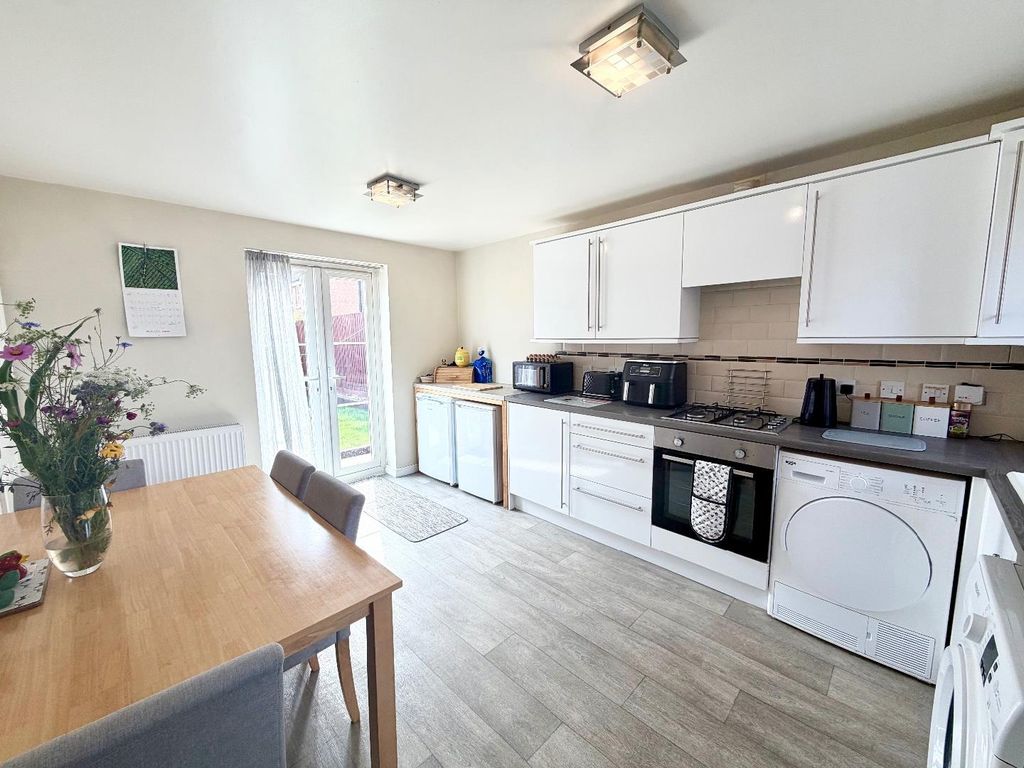 Property photo 3 of 12 Kitchen
