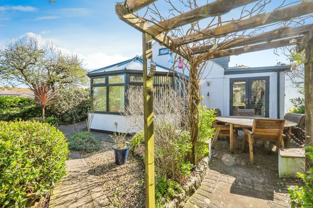 Property photo 2 of 17 Photo