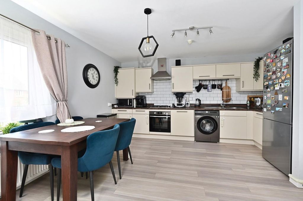 Property photo 3 of 10 Kitchen/Dining Area
