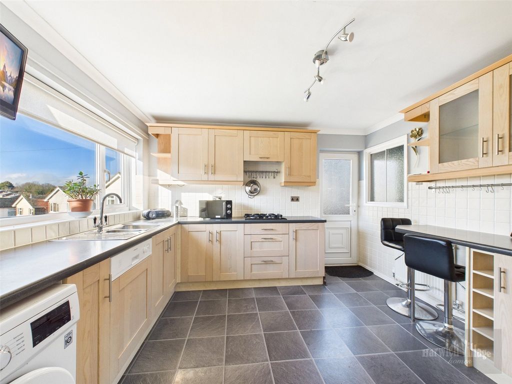 Property photo 3 of 18 Kitchen