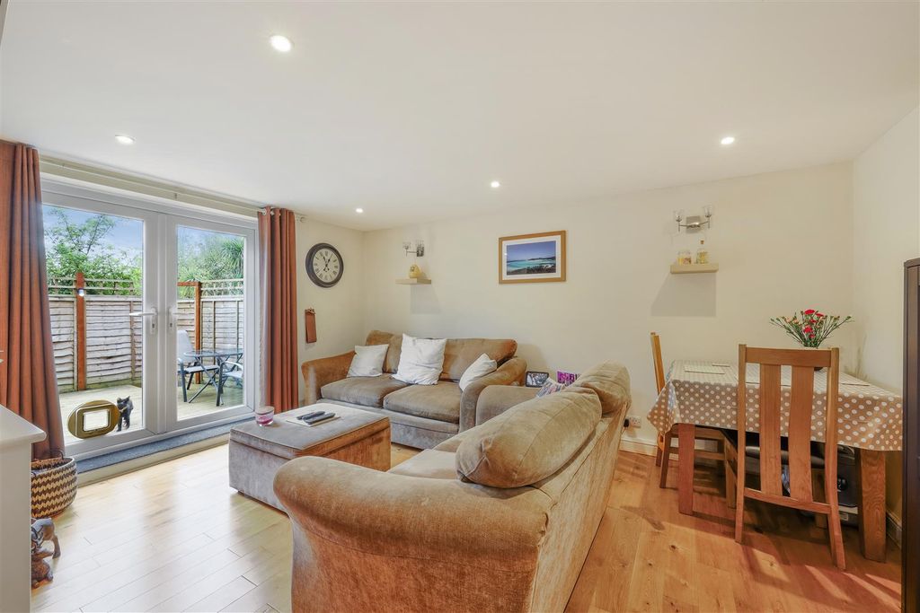Property photo 3 of 12 Downside Court (12 From 28)-21.Jpg