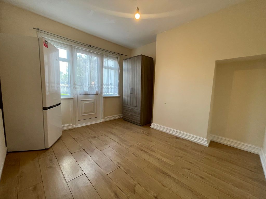 Property photo 3 of 9 Photo 8