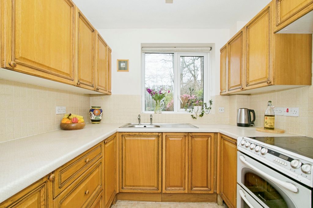 Property photo 3 of 10 Kitchen
