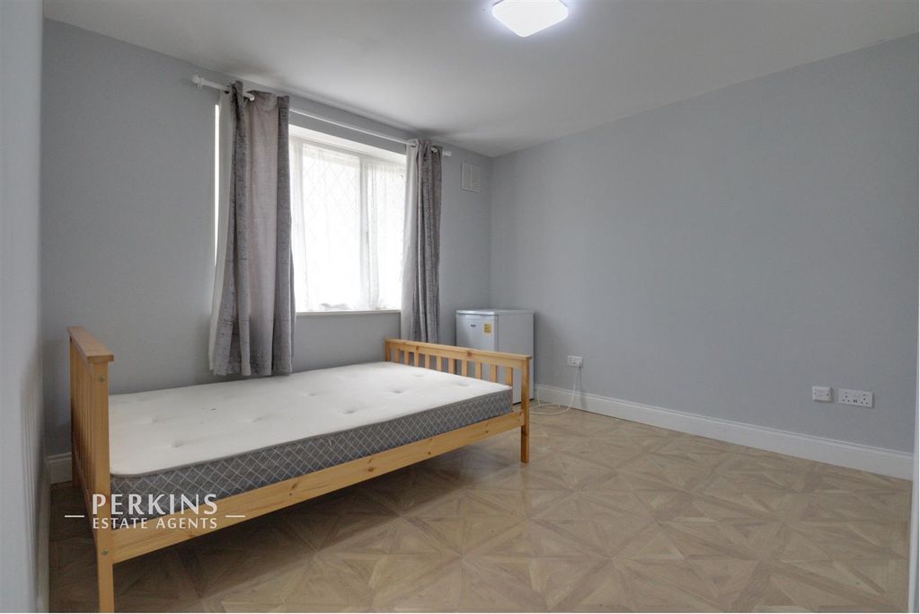 Property photo 2 of 6 Bed.Jpg