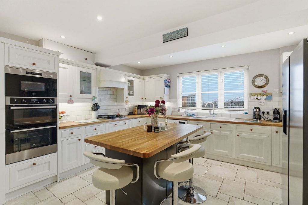 Property photo 2 of 27