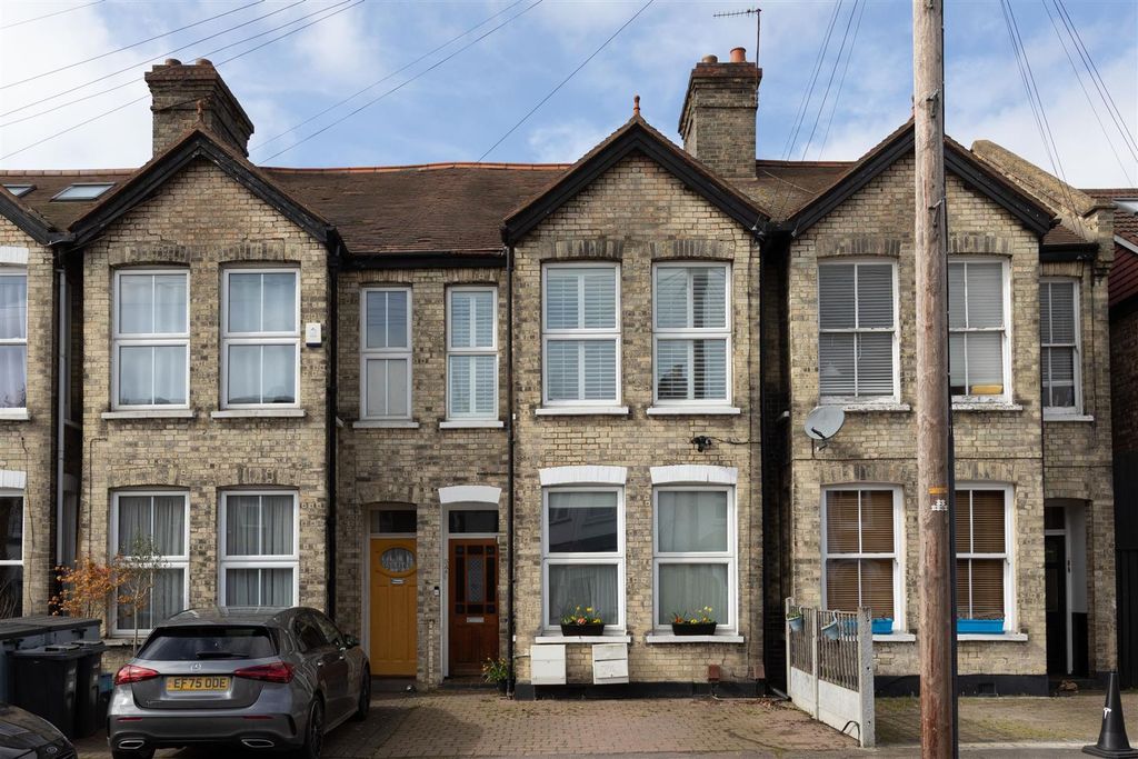 Property photo 1 of 25 Carnarvon Road, E18