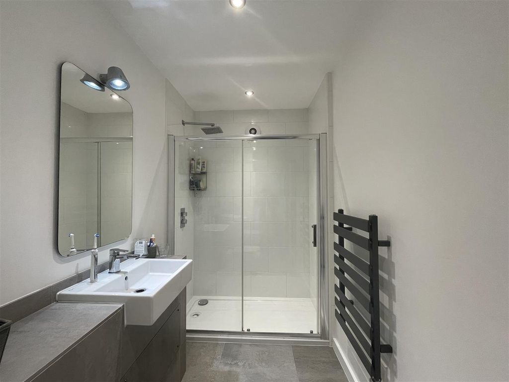 Property photo 3 of 6 Bathroom.Jpg