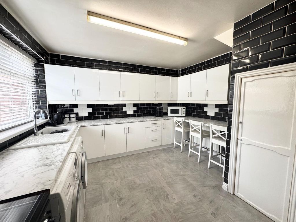 Property photo 3 of 20 Kitchen