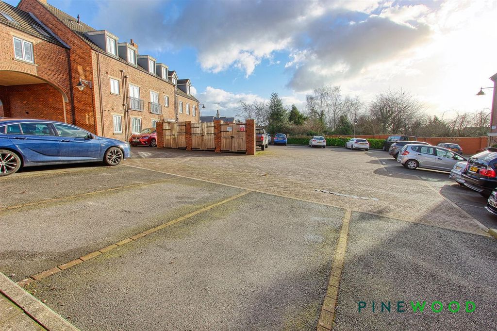 Property photo 2 of 20 Communal Car Park