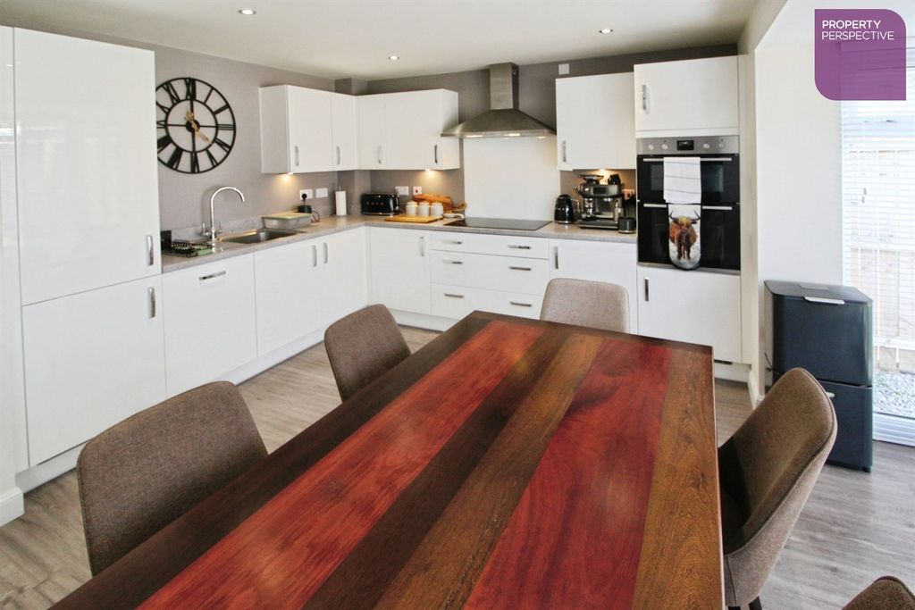 Property photo 3 of 16 Dining Kitchen