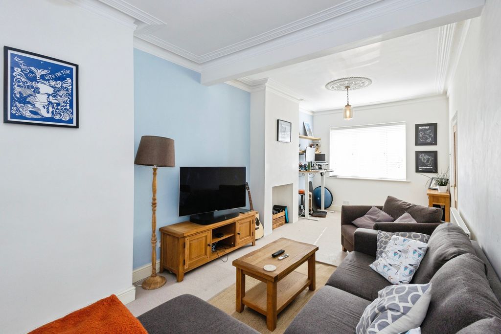 Property photo 2 of 20