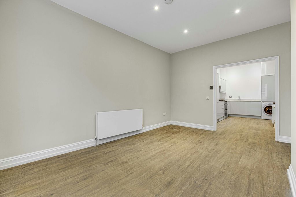 Property photo 3 of 7 Daniel_Watney129A_Putney_High_Street1.Jpg