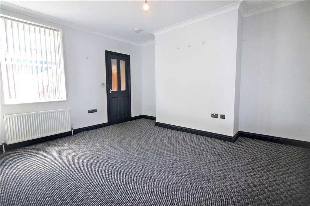 Property photo 3 of 8 Lounge