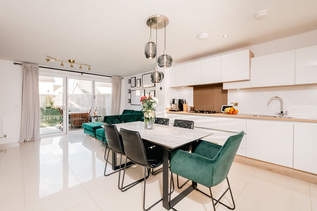 Property photo 2 of 34