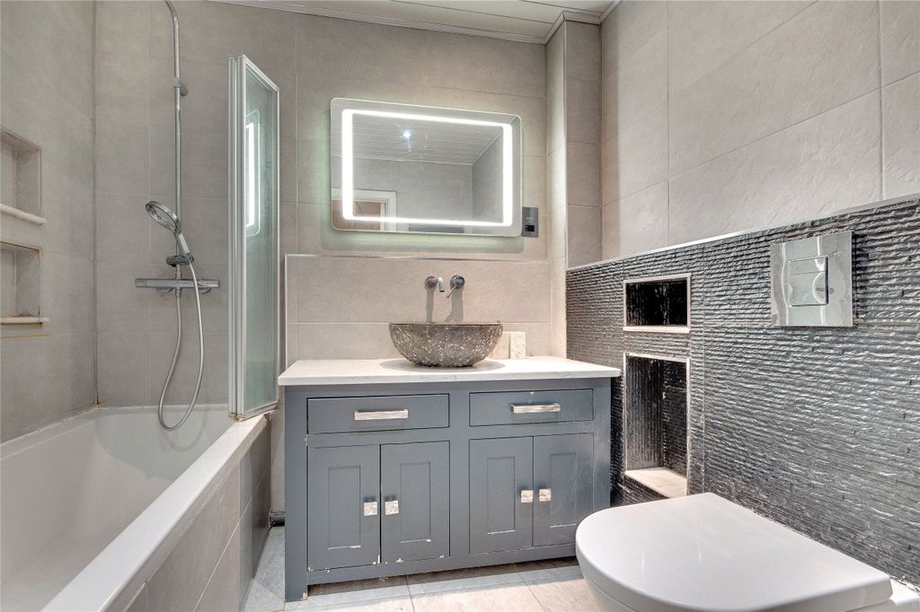 Property photo 3 of 19 Bathroom