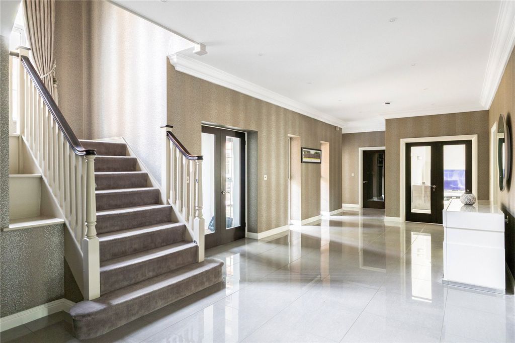 Property photo 3 of 27 Entrance Hall