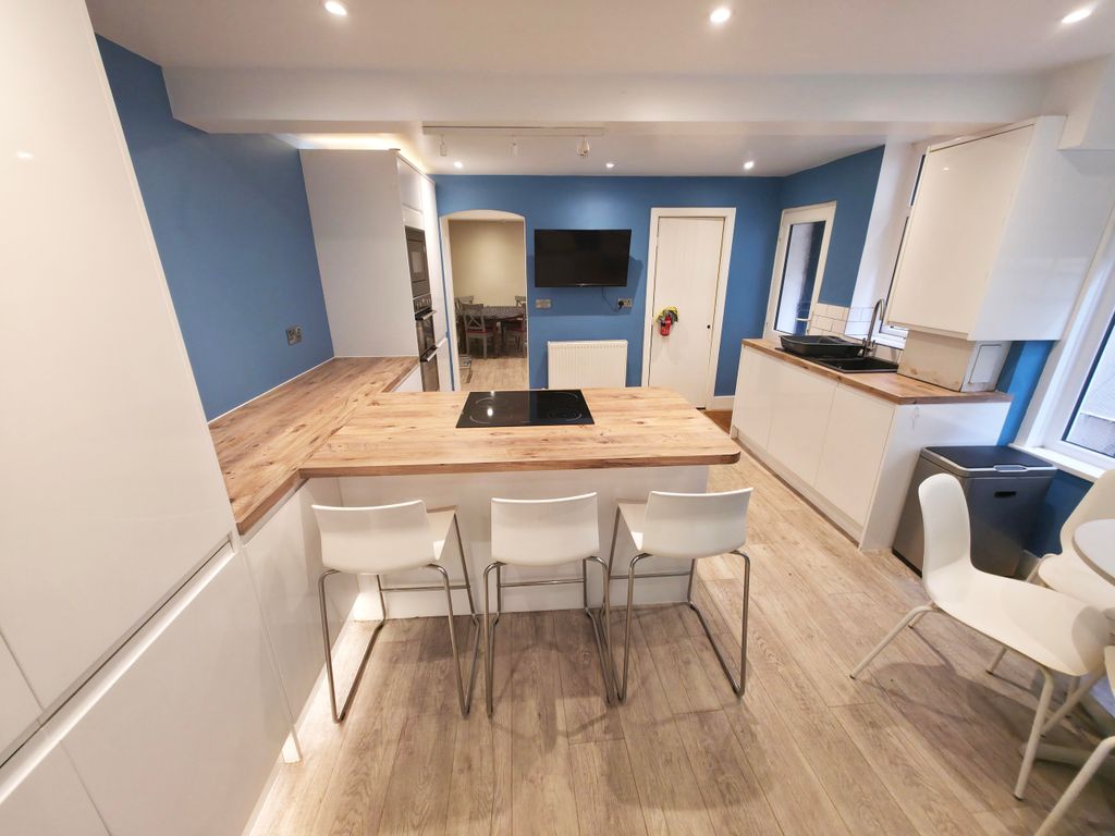 Property photo 2 of 9 Kitchen
