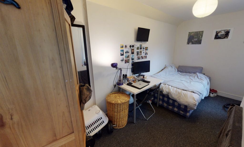 Property photo 2 of 4 A Cozy Bedroom Featuring A Double Bed With A Study...