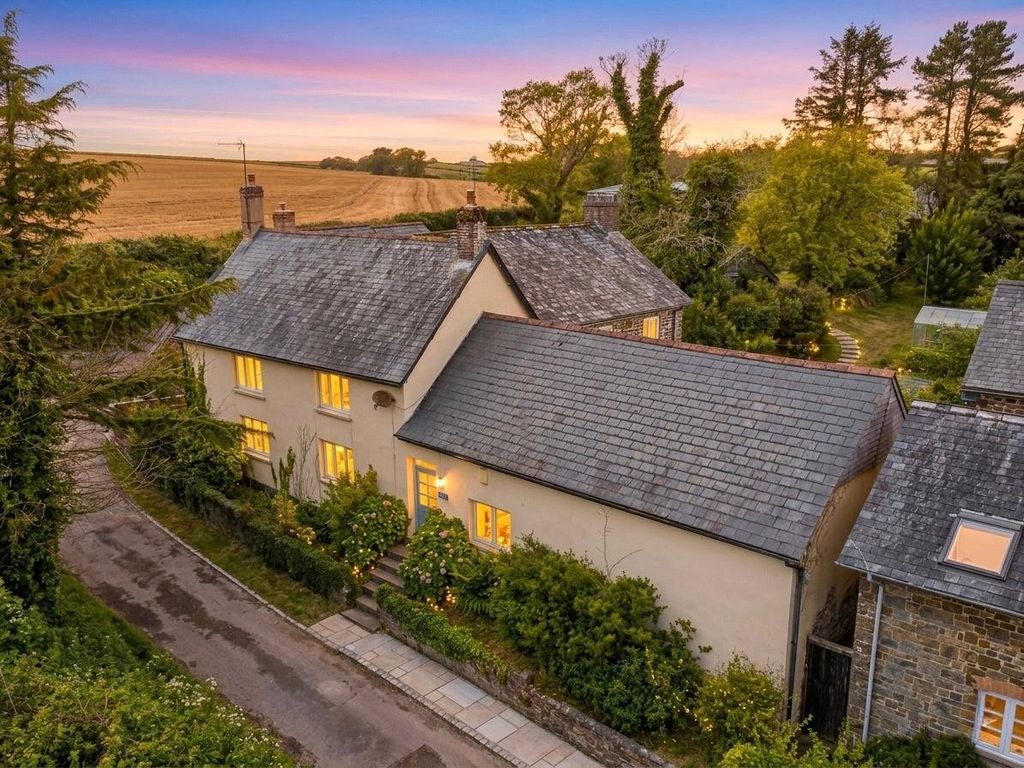 Property photo 1 of 23 Twilight