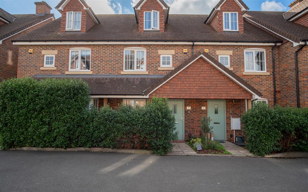 Property photo 1 of 24 Springfield Close, Salfords