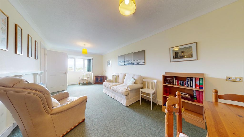 Property photo 2 of 14 Lounge