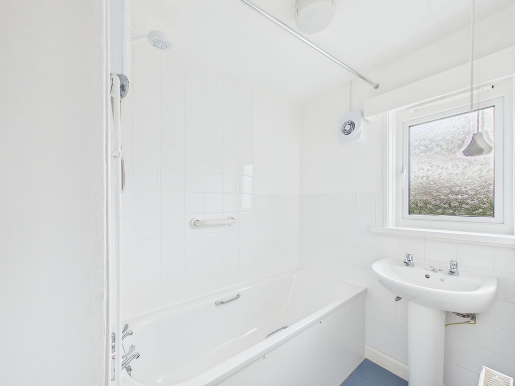 Property photo 3 of 11 Bathroom