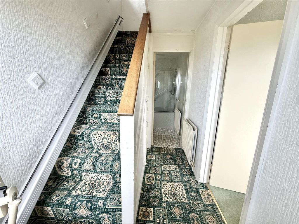 Property photo 3 of 14 Entrance Hallway