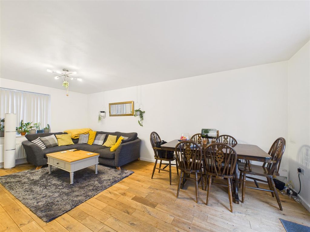 Property photo 3 of 10 Cam03303G0-Pr0272-Still002.Jpg