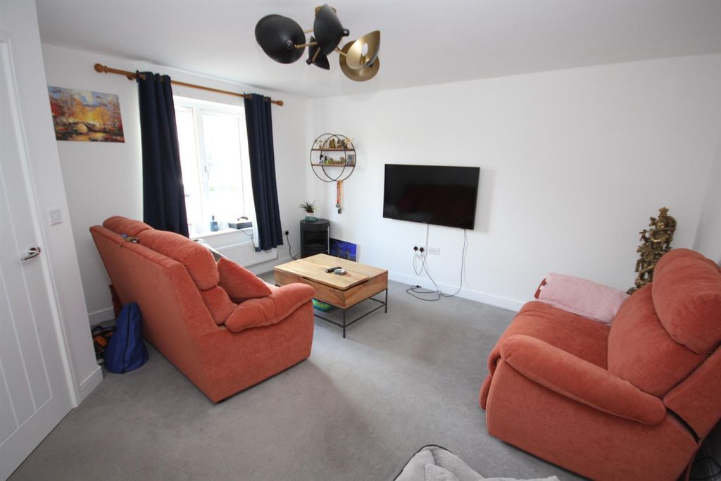 Property photo 2 of 12 Lounge.Jpg