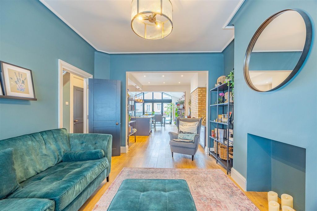 Property photo 2 of 32 Lounge