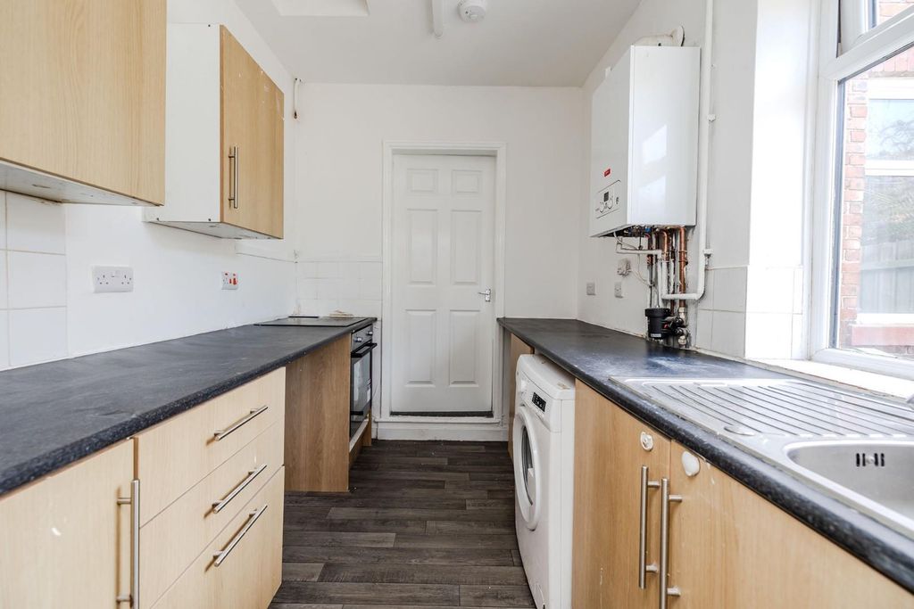 Property photo 2 of 11 Kitchen