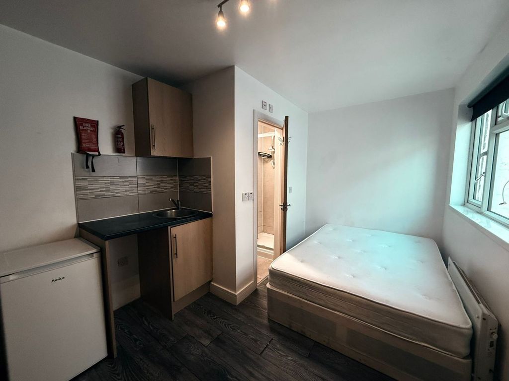 Property photo 1 of 5 Studio Flat Close To Ilford Station- 875 Pcm