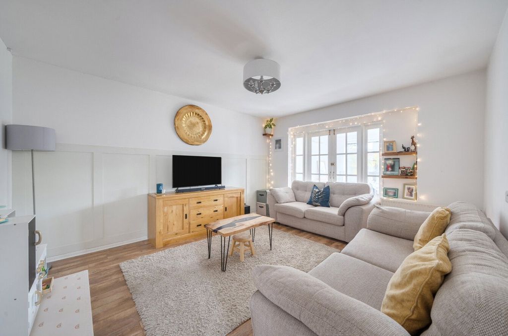 Property photo 3 of 15 Sitting Room