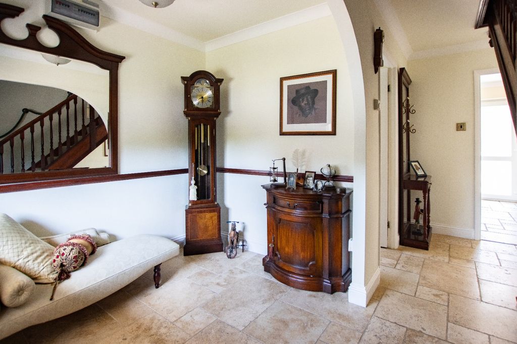 Property photo 2 of 29 5168573