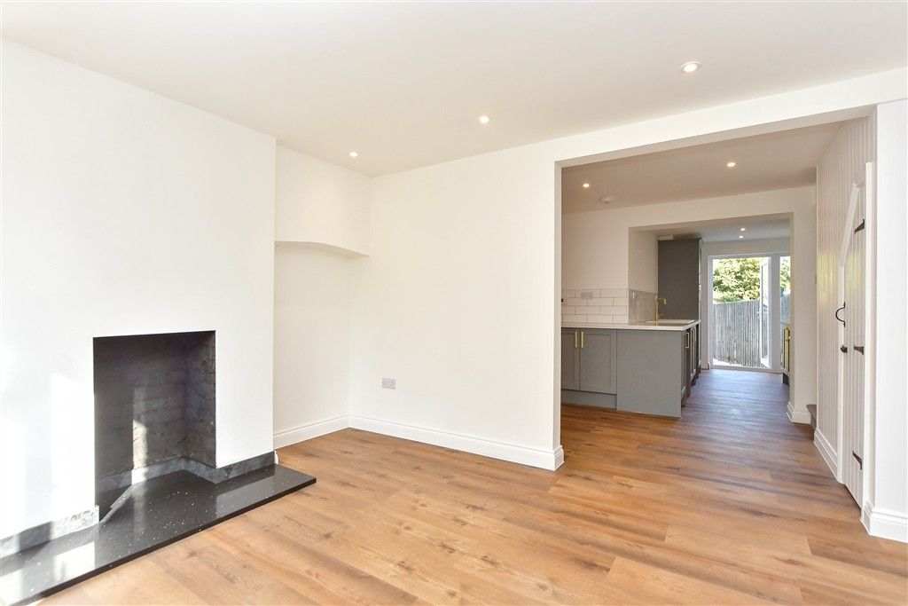 Property photo 3 of 11 Lounge