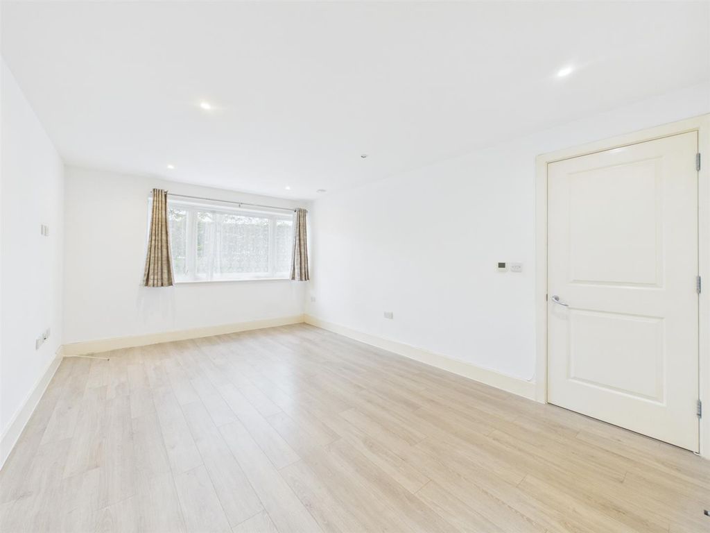 Property photo 3 of 7 Cam05080G0-Pr0451-Still007.Jpg