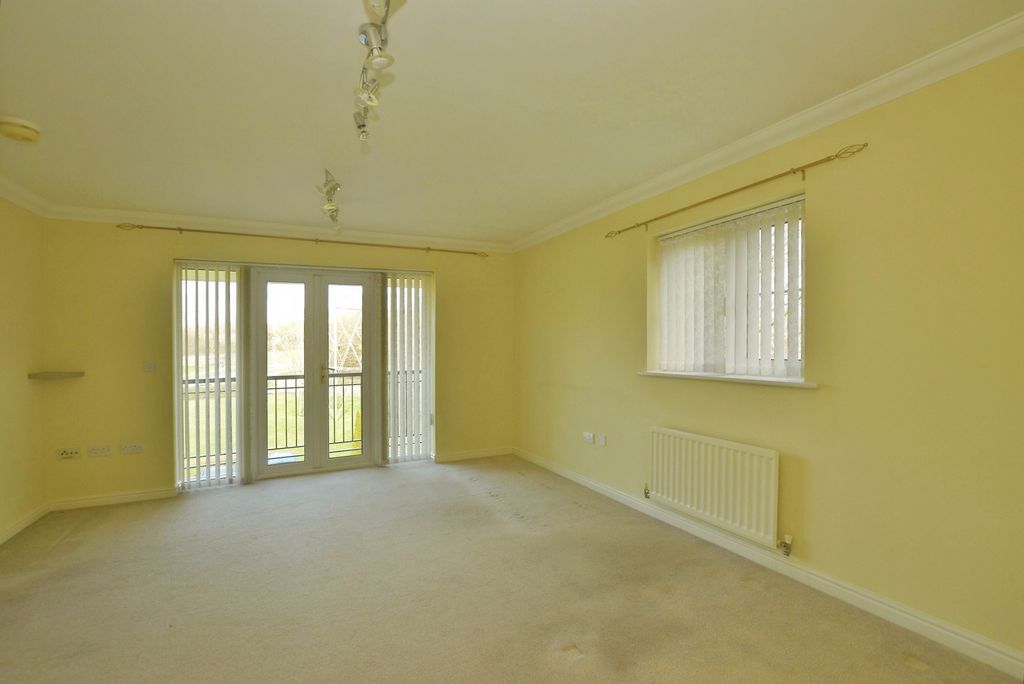 Property photo 3 of 14 Living/Dining Room