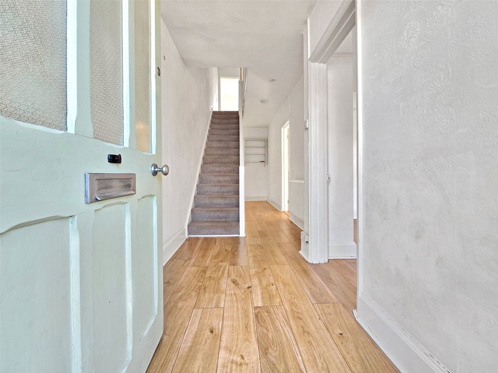 Property photo 2 of 19 Entrance Hall