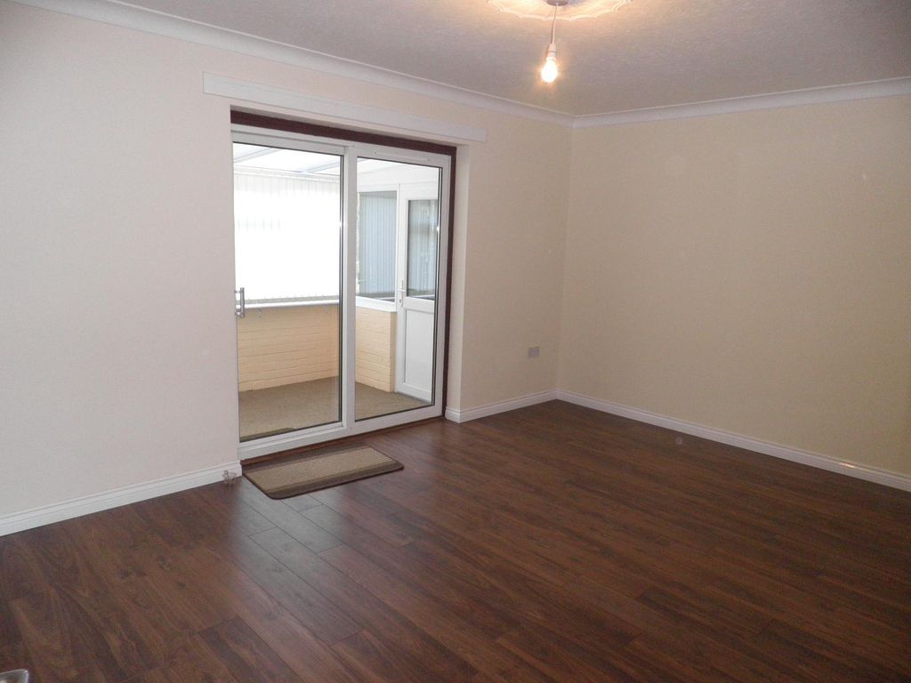 Property photo 3 of 6 Living Room