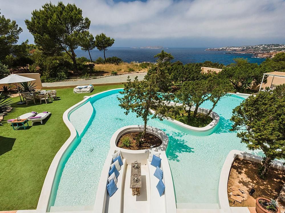 Property photo 1 of 32