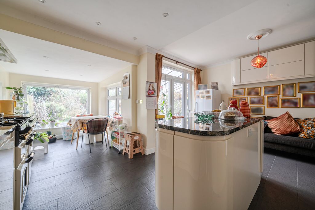 Property photo 2 of 20