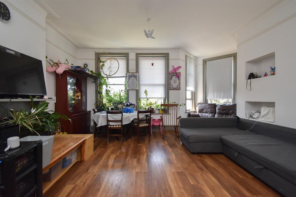 Property photo 3 of 11 Living Space