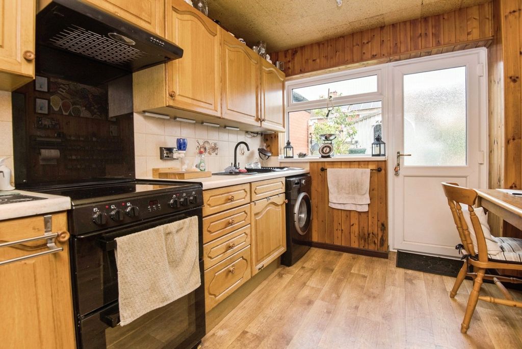 Property photo 3 of 11 Kitchen