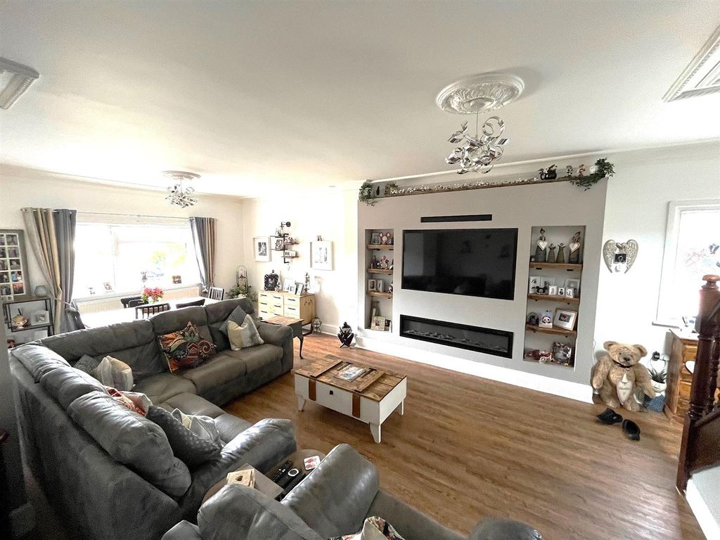 Property photo 3 of 22 4255 Lounge TV.Jpg